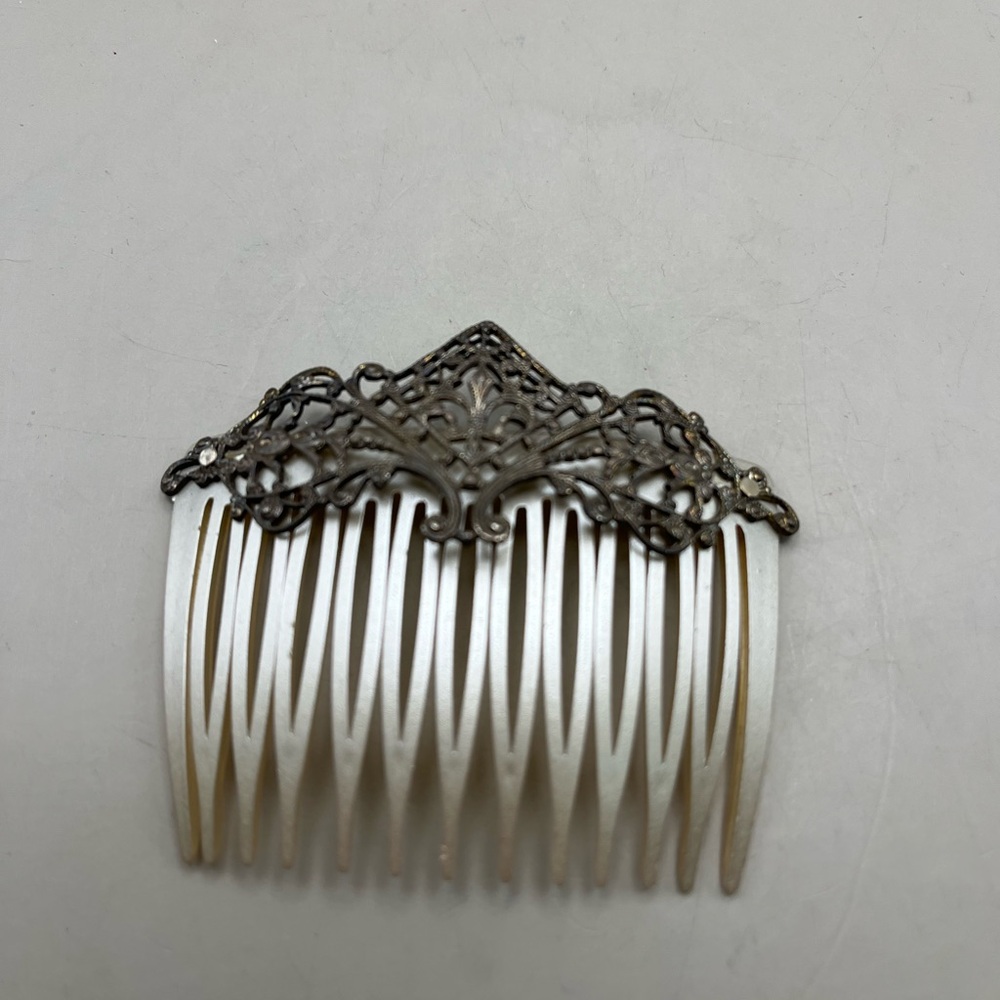 Timeless Elegance Vintage Gold and Silver Hair Comb Set Touch of Old World Charm - Picture 3 of 6